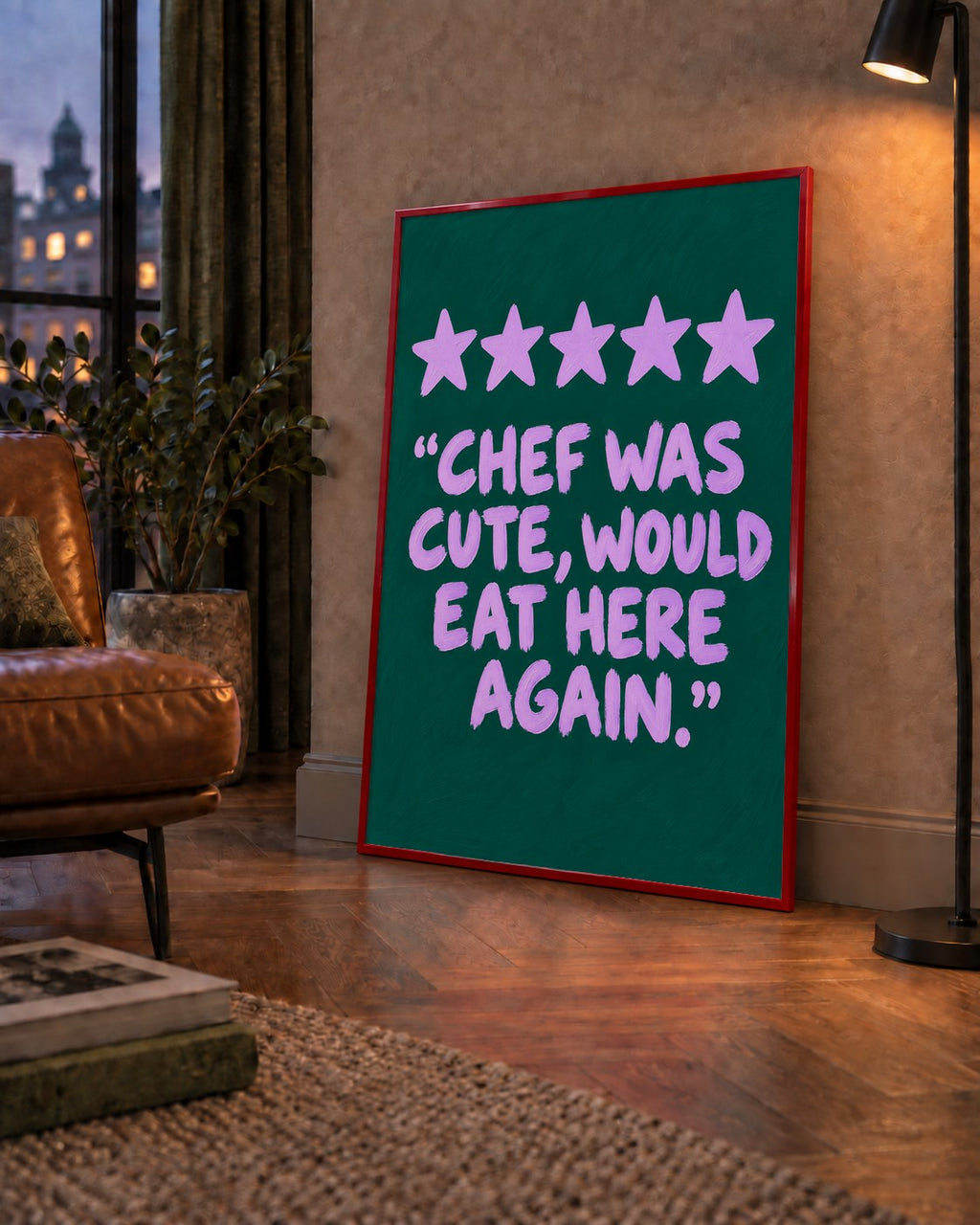 Eğlenceli Restoran Yorumu Poster – CHEF WAS CUTE, 5 Yıldızlı — çerçeveli hâliyle bir ev duvarında