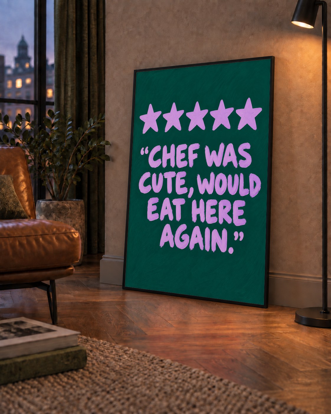 Eğlenceli Restoran Yorumu Poster – CHEF WAS CUTE, 5 Yıldızlı — çerçeveli hâliyle bir ev duvarında