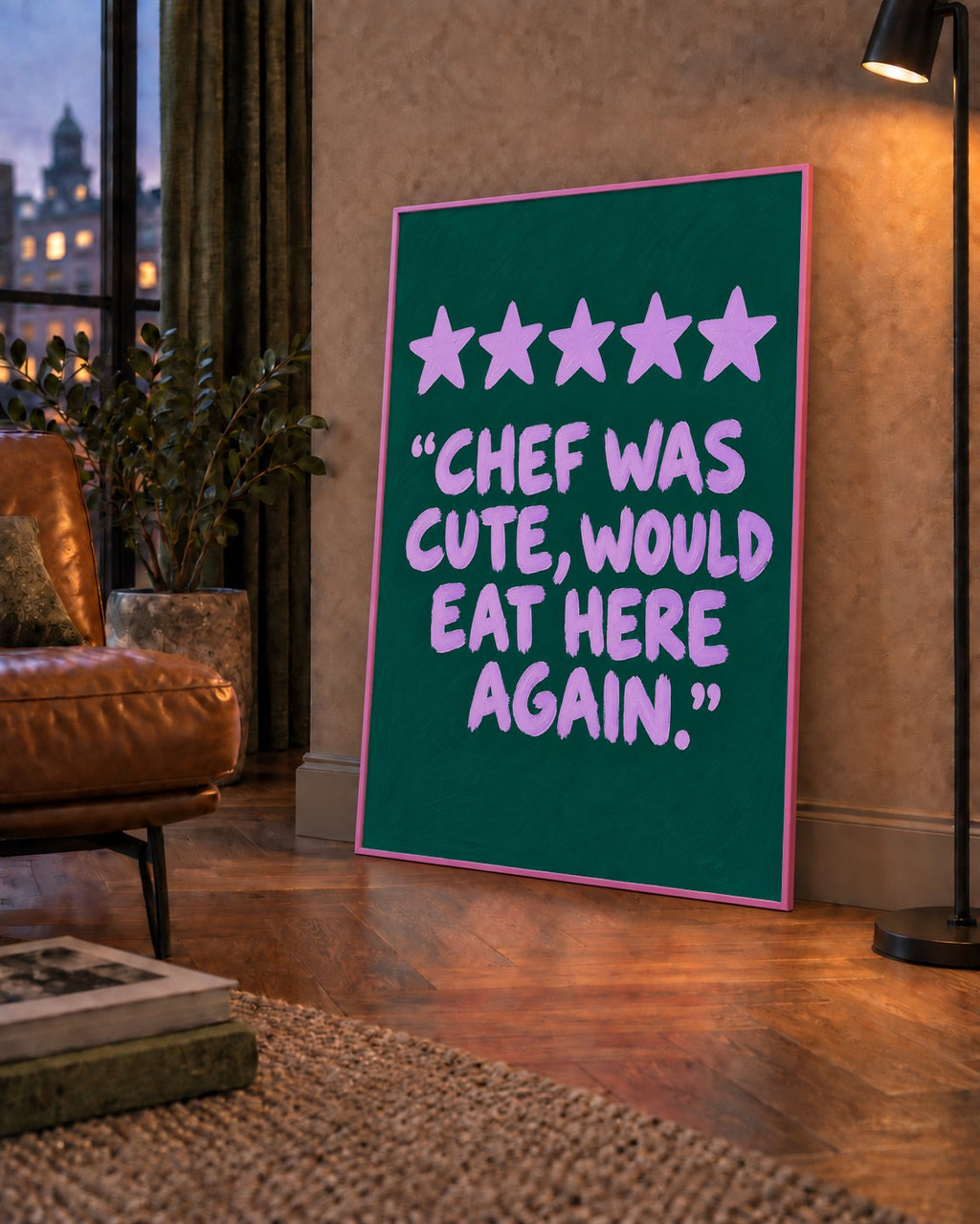 Eğlenceli Restoran Yorumu Poster – CHEF WAS CUTE, 5 Yıldızlı — çerçeveli hâliyle bir ev duvarında
