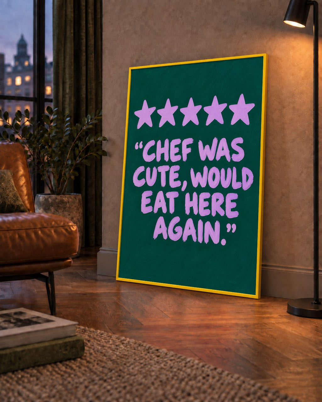 Eğlenceli Restoran Yorumu Poster – CHEF WAS CUTE, 5 Yıldızlı — çerçeveli hâliyle bir ev duvarında