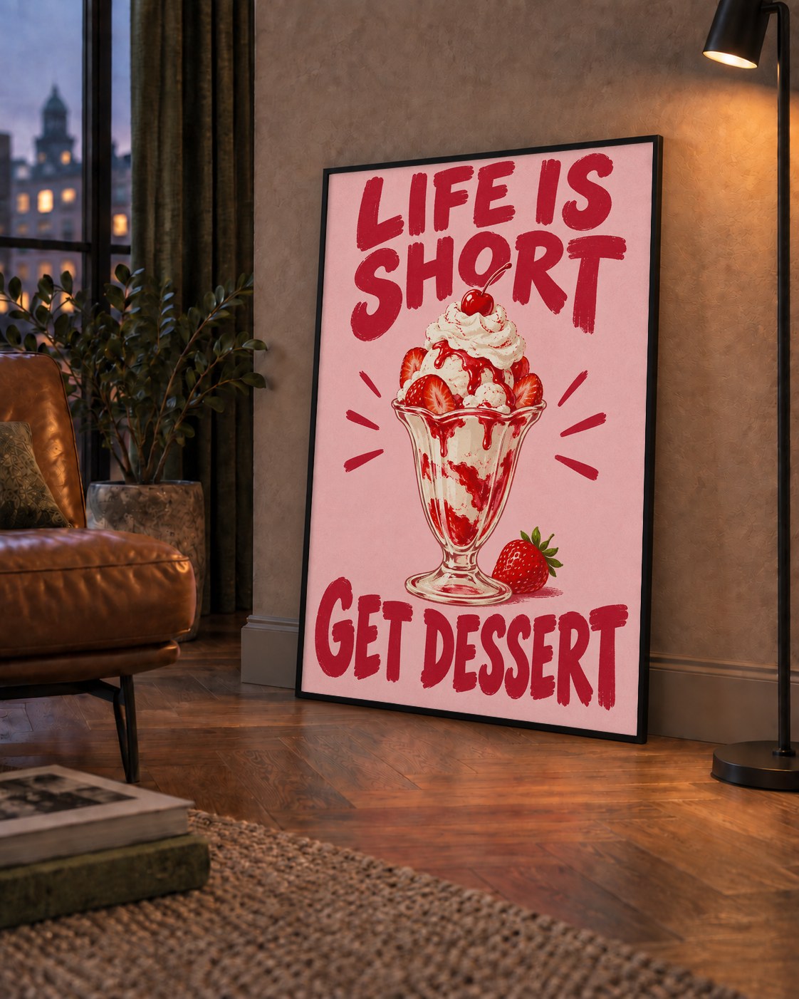 Life is Short Get Dessert – Çilekli Dondurma Retro Poster — çerçeveli hâliyle bir ev duvarında