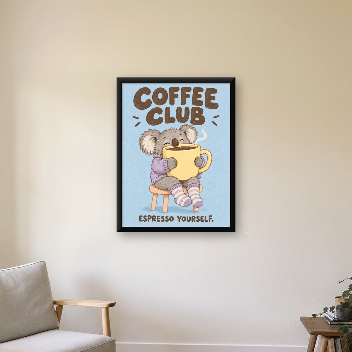 Kahve Seven Koala Poster – Sevimli Dijital Sanat Baskısı — Dikey baskı, çerçeveli hâliyle bir ev duvarında