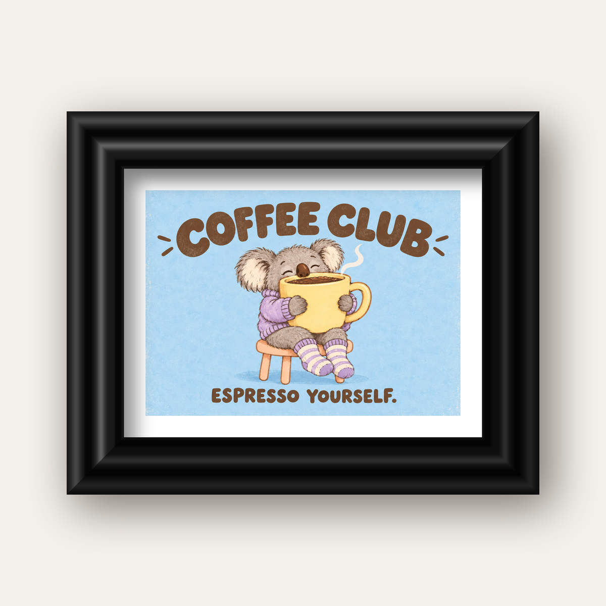 Kahve Seven Koala Poster – Sevimli Dijital Sanat Baskısı — siyah galeri çerçeveli paspartulu