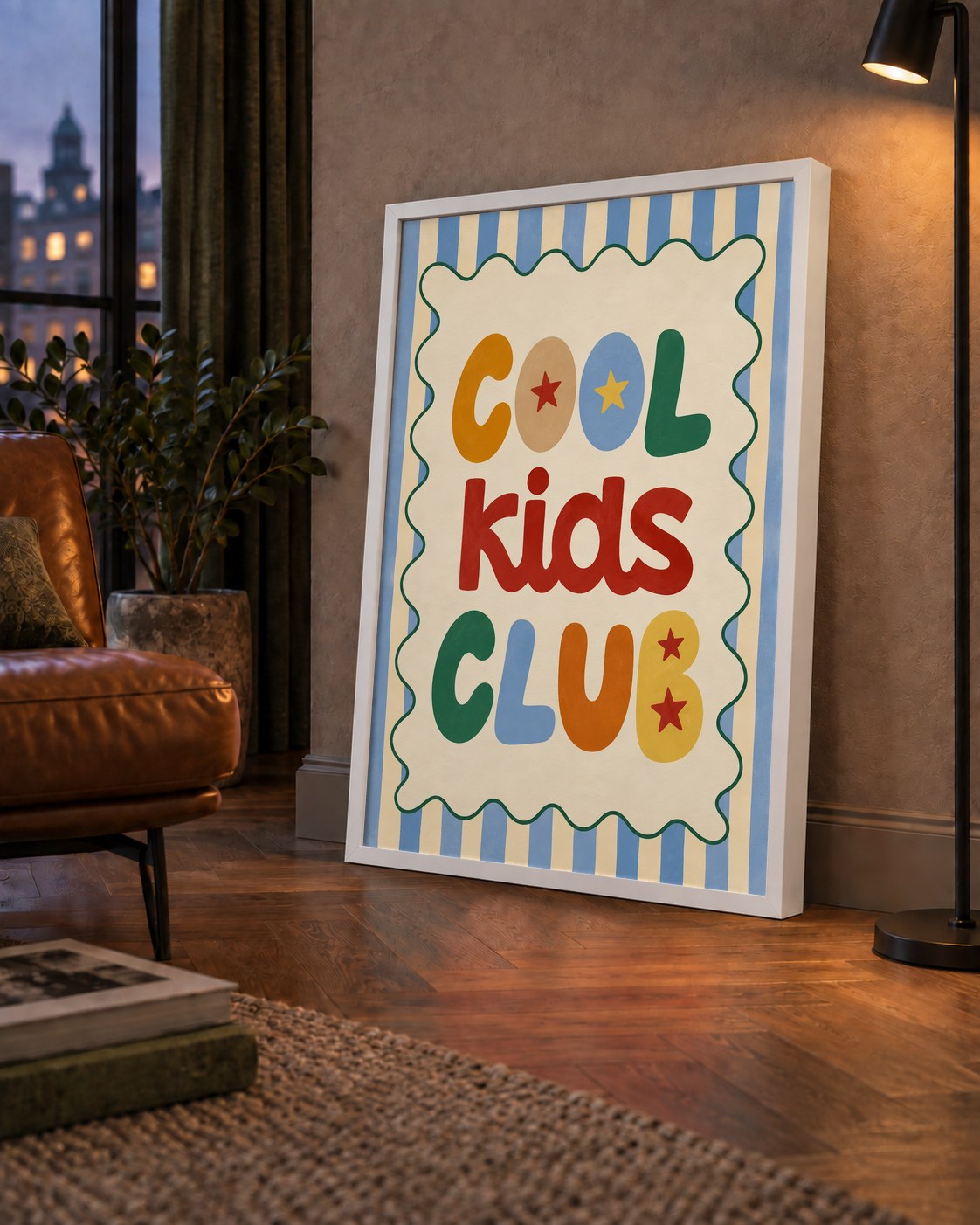 Cool Kids Club — çerçeveli hâliyle bir ev duvarında