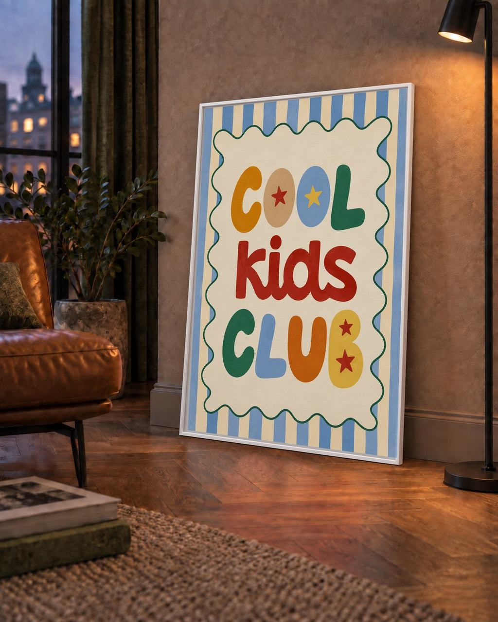 Cool Kids Club — çerçeveli hâliyle bir ev duvarında