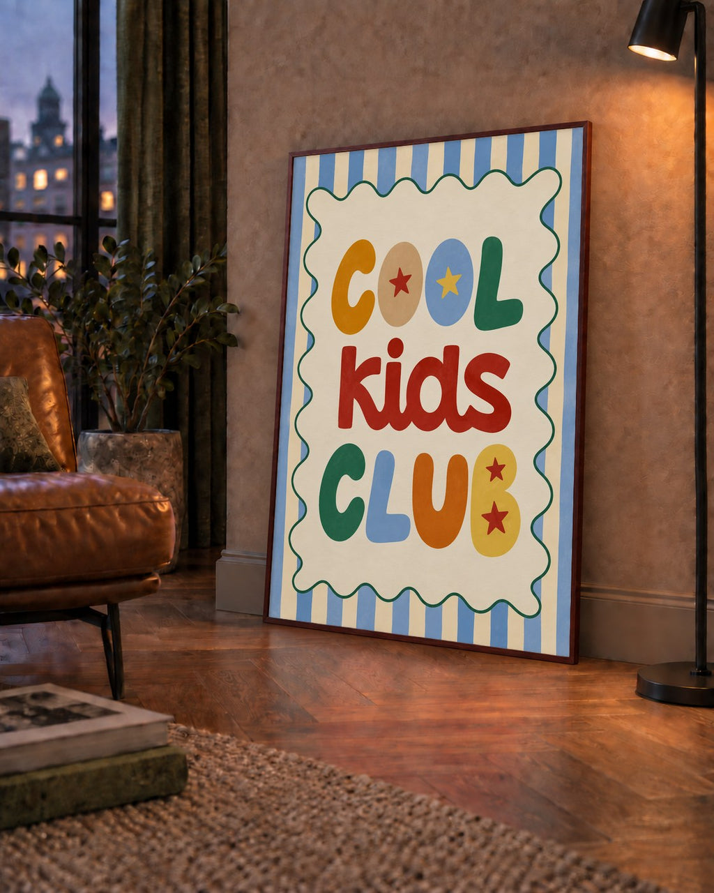 Cool Kids Club — çerçeveli hâliyle bir ev duvarında