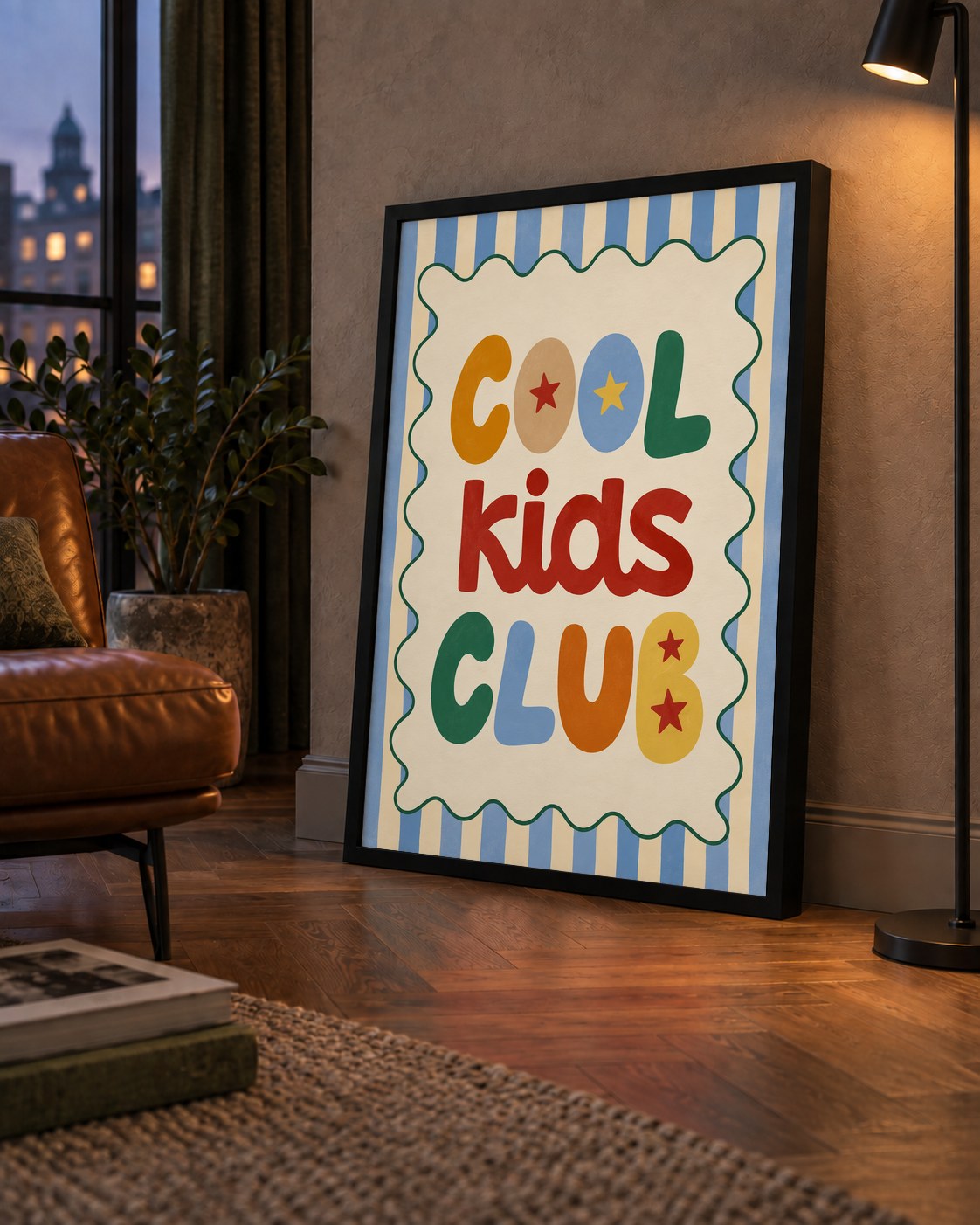 Cool Kids Club — çerçeveli hâliyle bir ev duvarında