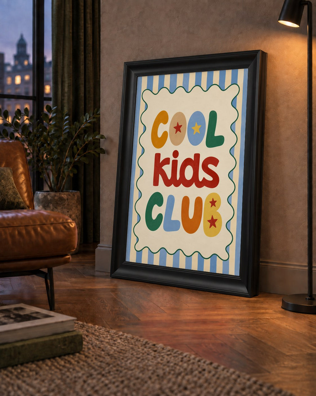 Cool Kids Club — çerçeveli hâliyle bir ev duvarında