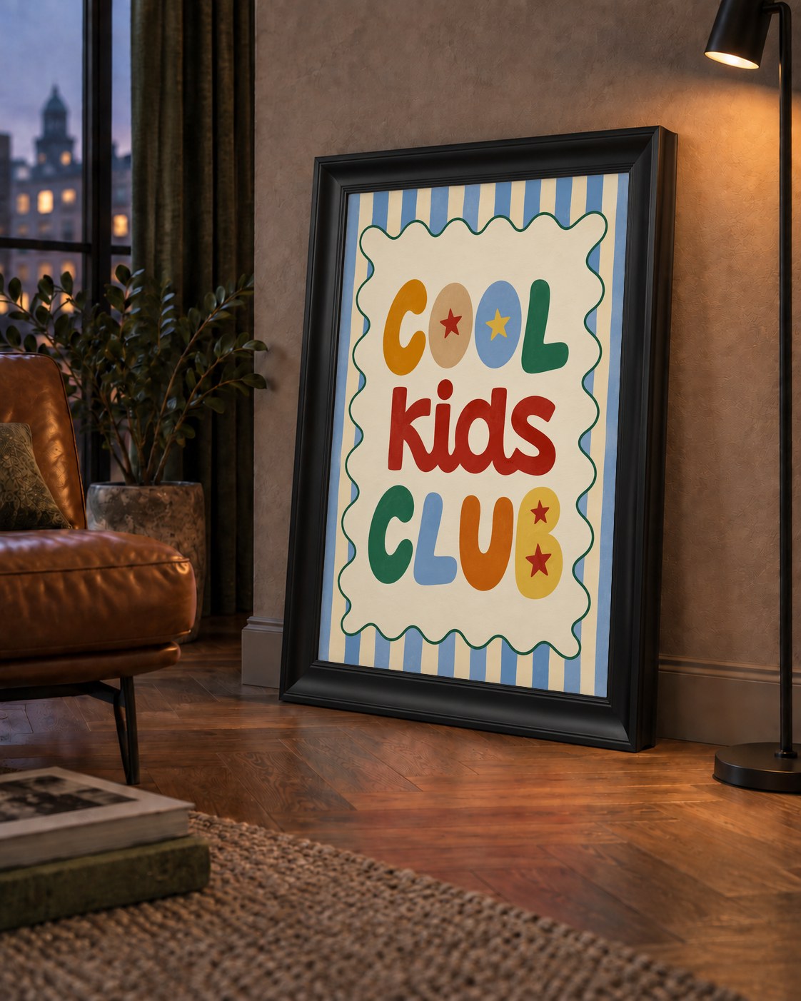 Cool Kids Club — çerçeveli hâliyle bir ev duvarında