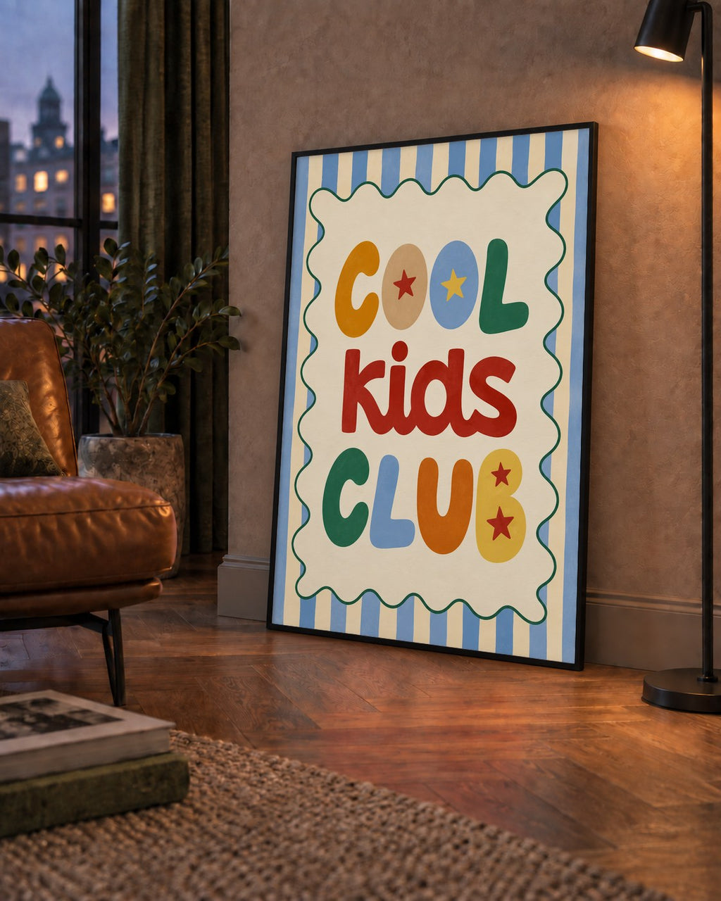 Cool Kids Club — çerçeveli hâliyle bir ev duvarında