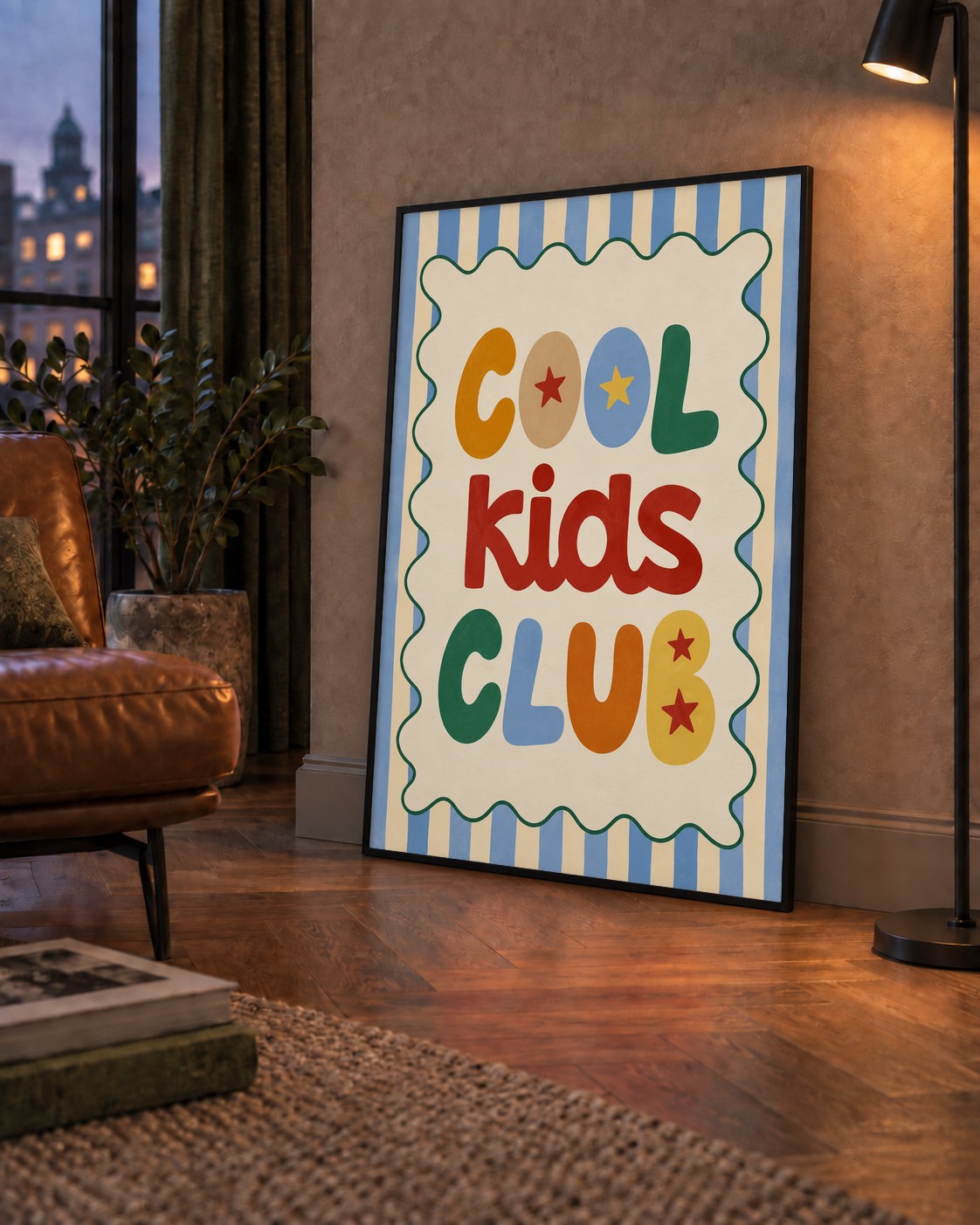 Cool Kids Club — çerçeveli hâliyle bir ev duvarında