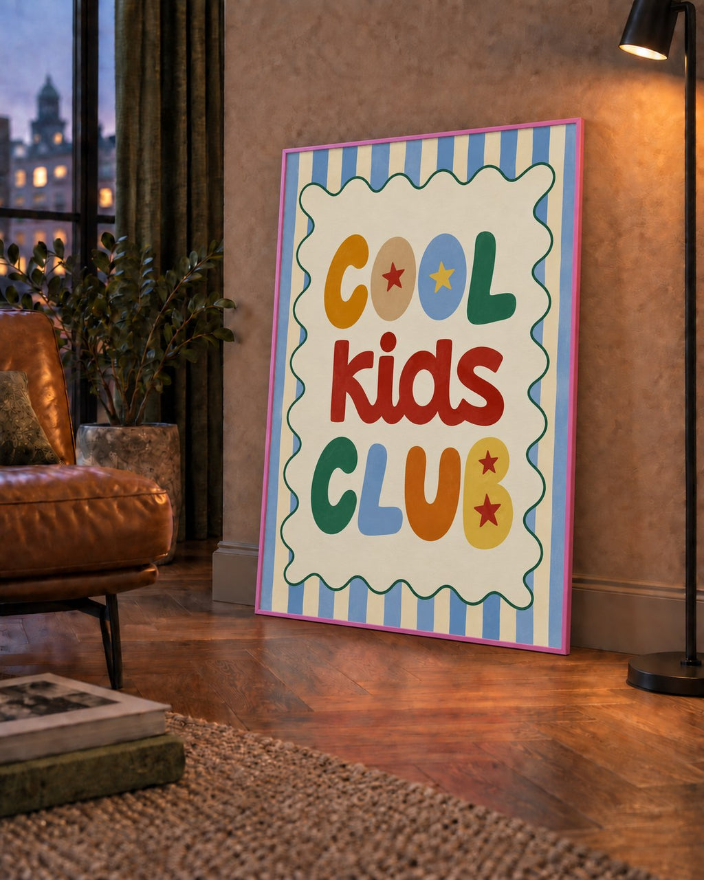Cool Kids Club — çerçeveli hâliyle bir ev duvarında