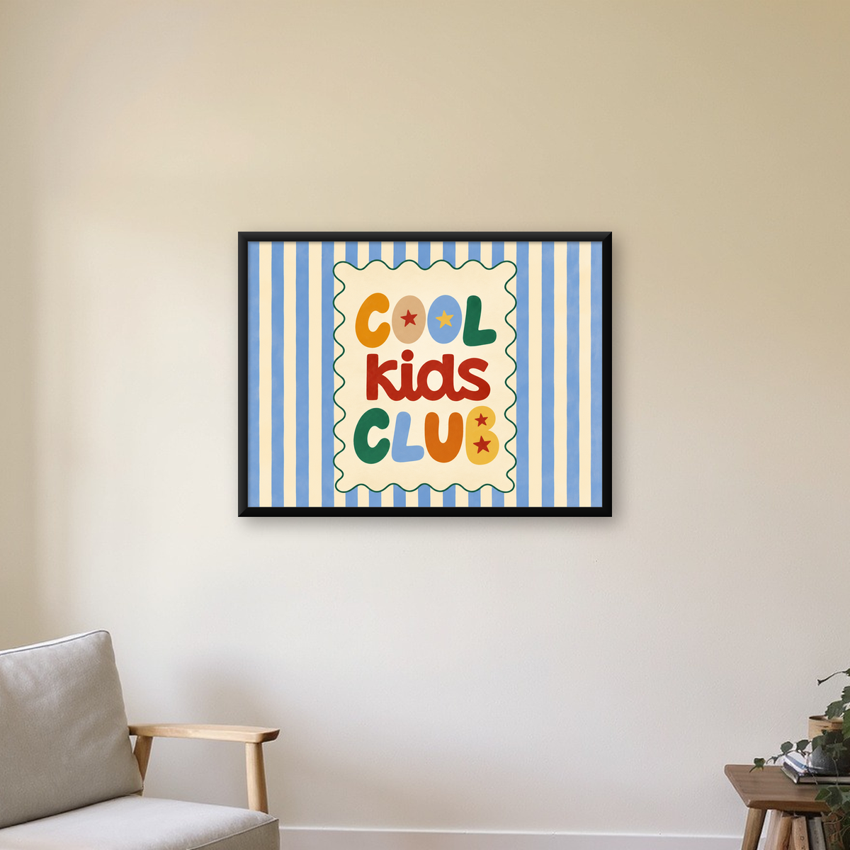 Cool Kids Club Renkli Tipografi Çocuk Poster Sanat Baskısı — Yatay baskı, çerçeveli hâliyle bir ev duvarında