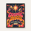 Retro Kozmik Disko Poster – Uzay Temalı Renkli Pop-Art Duvar Dekoru — Dikey baskı, düz siyah çerçeveli duvar posteri