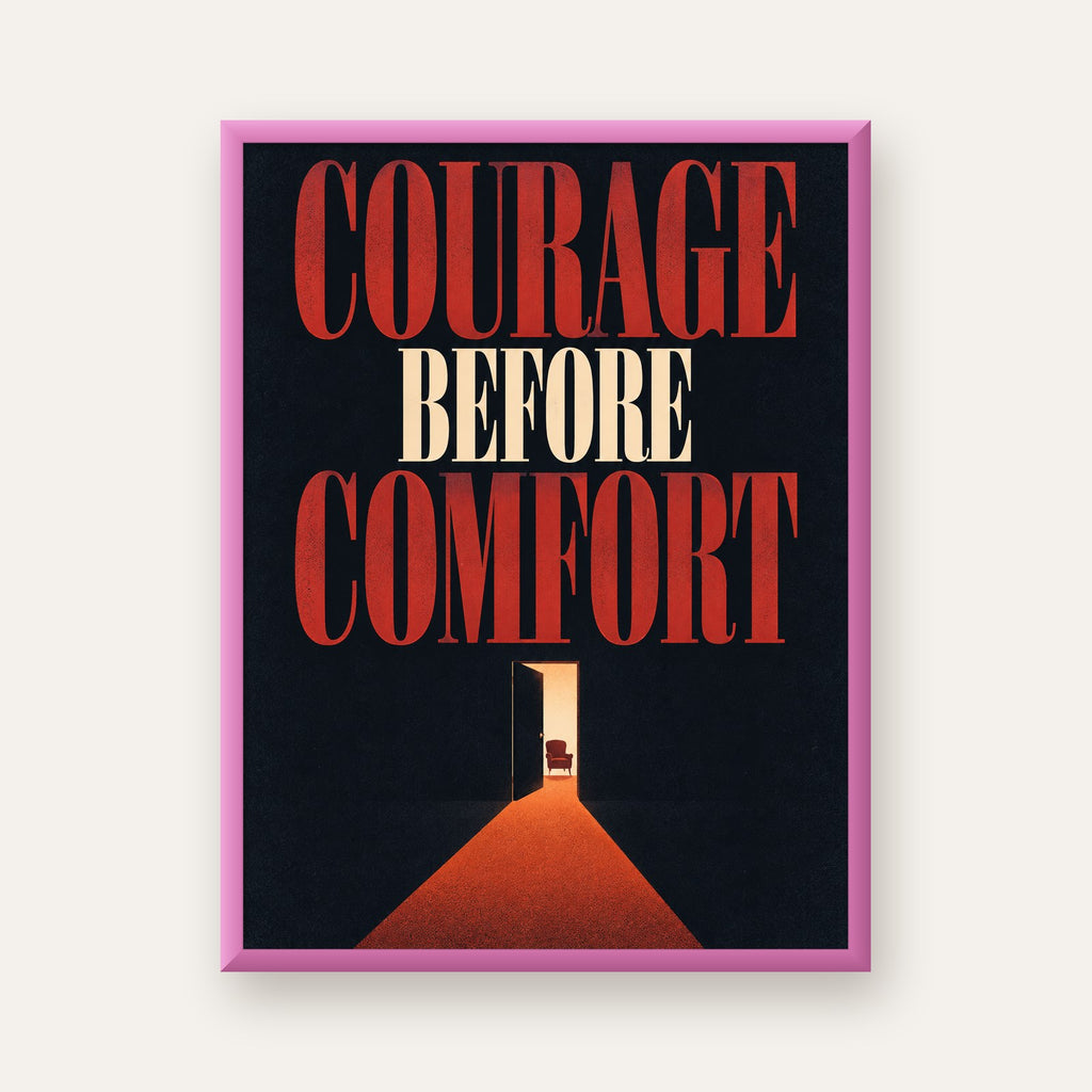 Courage Before Comfort - Cesaret ve Konfor Temalı Poster — pembe çerçeveli