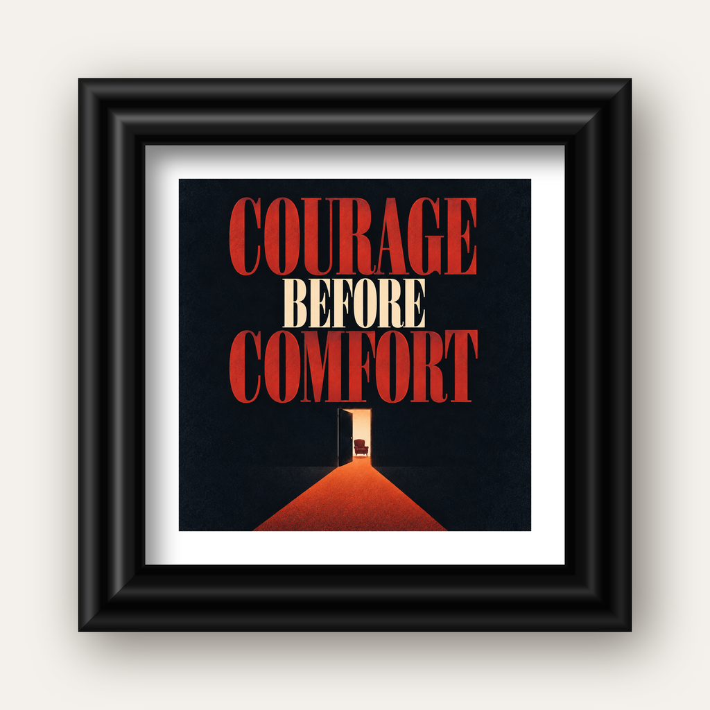 Courage Before Comfort - Cesaret ve Konfor Temalı Poster — siyah galeri çerçeveli paspartulu