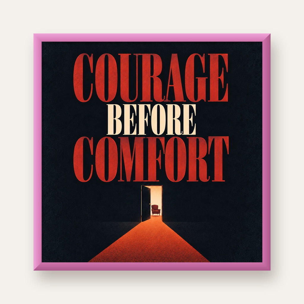 Courage Before Comfort - Cesaret ve Konfor Temalı Poster — pembe çerçeveli
