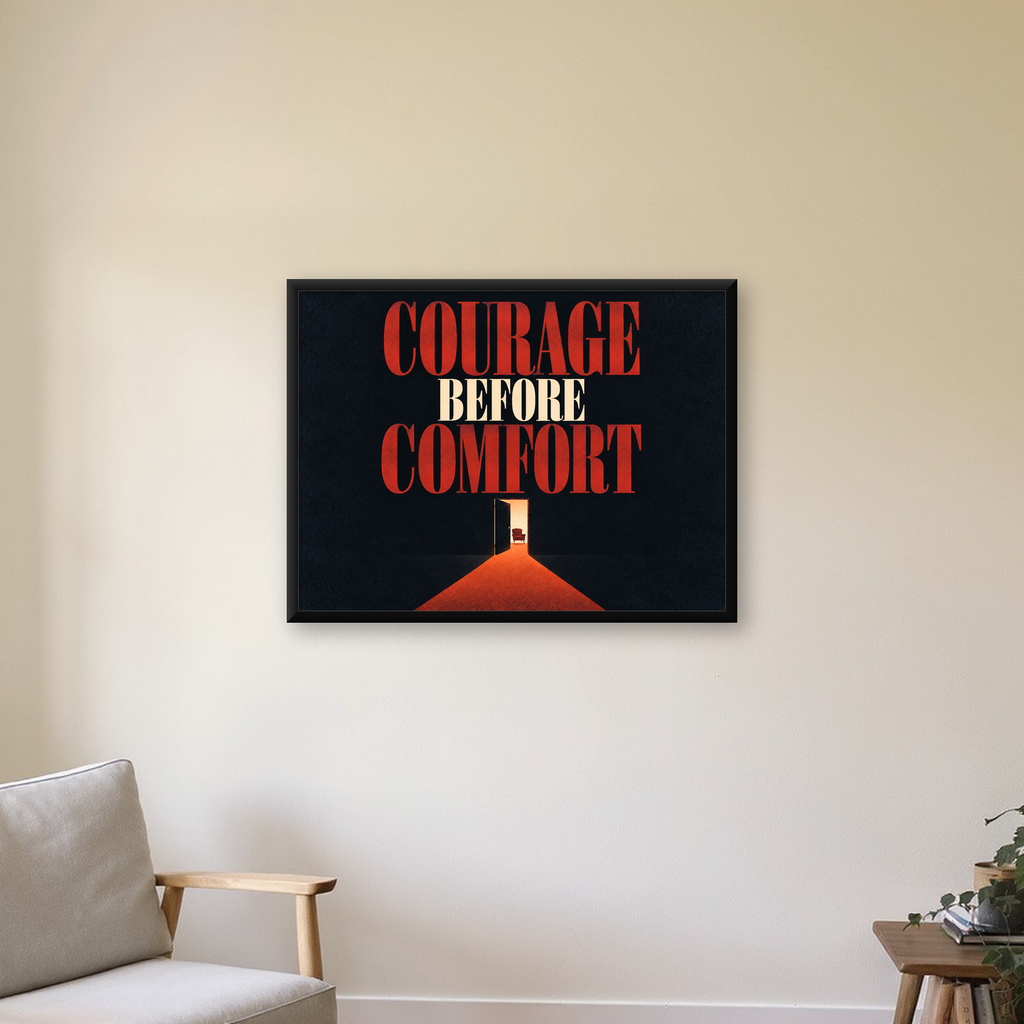 Courage Before Comfort - Cesaret ve Konfor Temalı Poster — Yatay baskı, çerçeveli hâliyle bir ev duvarında