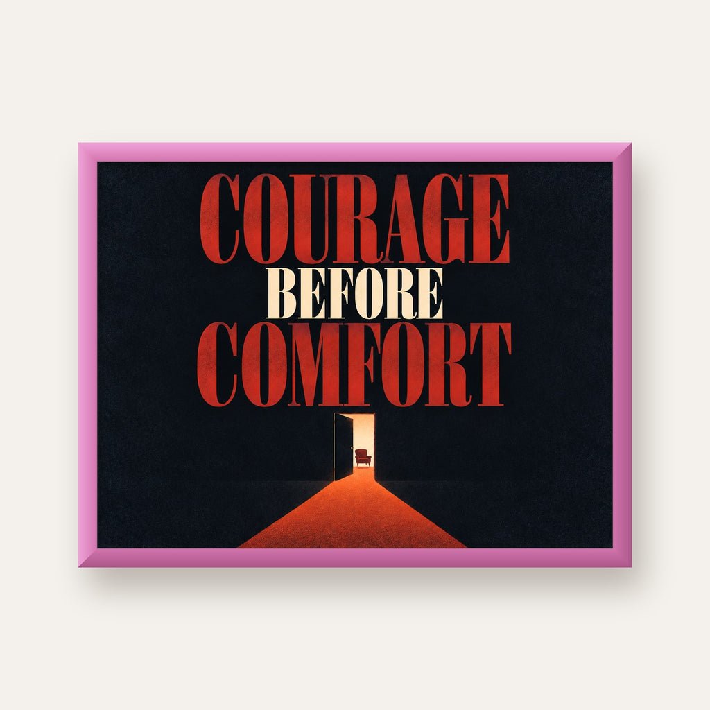 Courage Before Comfort - Cesaret ve Konfor Temalı Poster — pembe çerçeveli