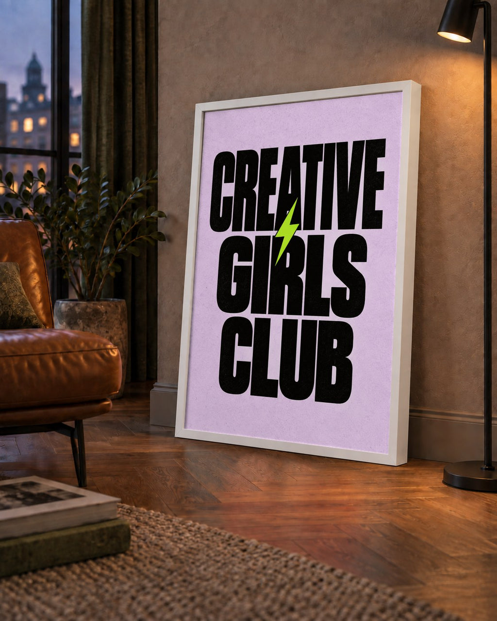 CREATIVE GIRLS CLUB Tipografik Motive Edici Poster — çerçeveli hâliyle bir ev duvarında