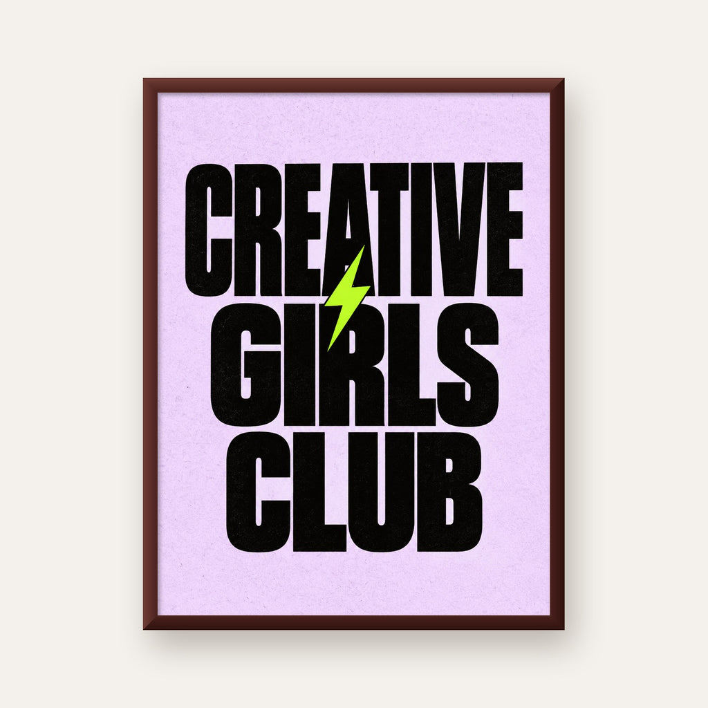 CREATIVE GIRLS CLUB Tipografik Motive Edici Poster — ceviz çerçeveli