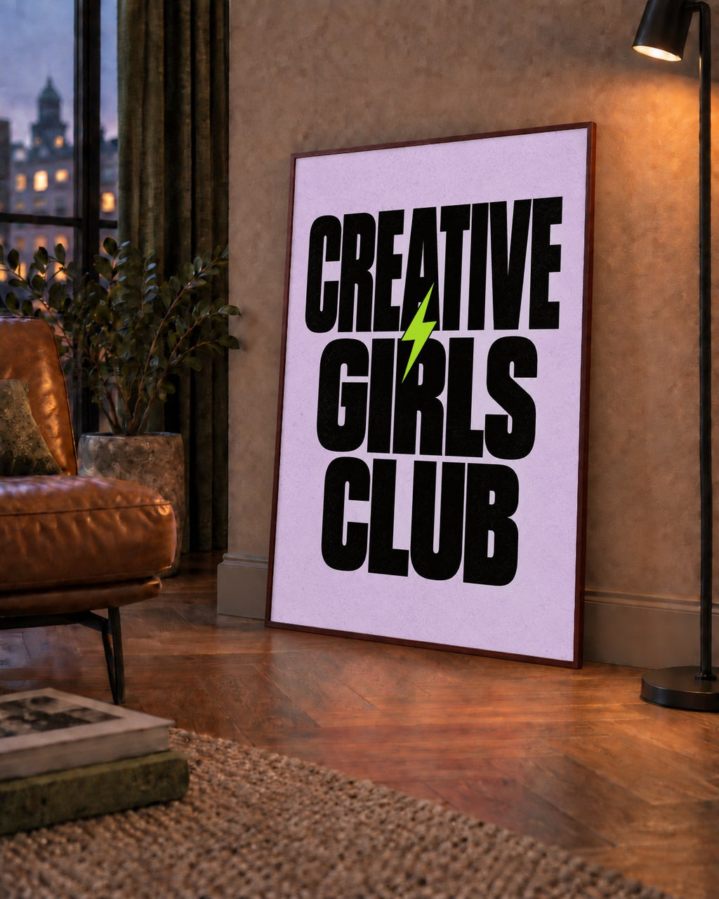 CREATIVE GIRLS CLUB Tipografik Motive Edici Poster — çerçeveli hâliyle bir ev duvarında