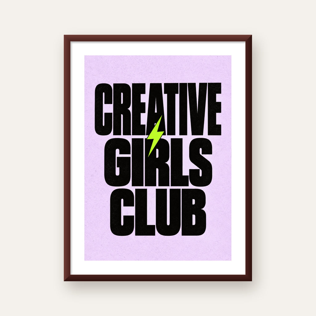 CREATIVE GIRLS CLUB Tipografik Motive Edici Poster — ceviz çerçeveli paspartulu