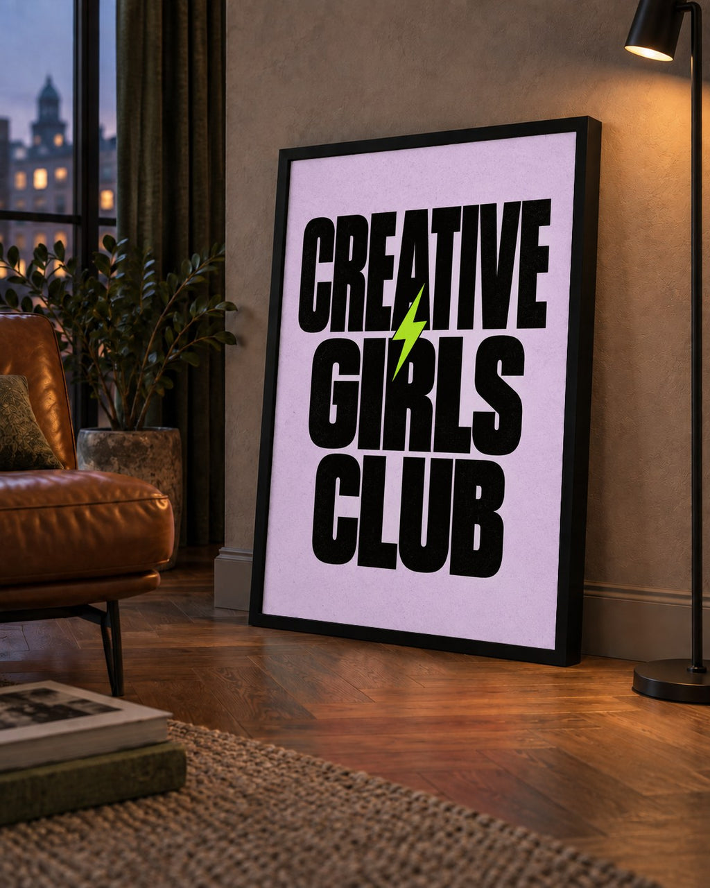 CREATIVE GIRLS CLUB Tipografik Motive Edici Poster — çerçeveli hâliyle bir ev duvarında