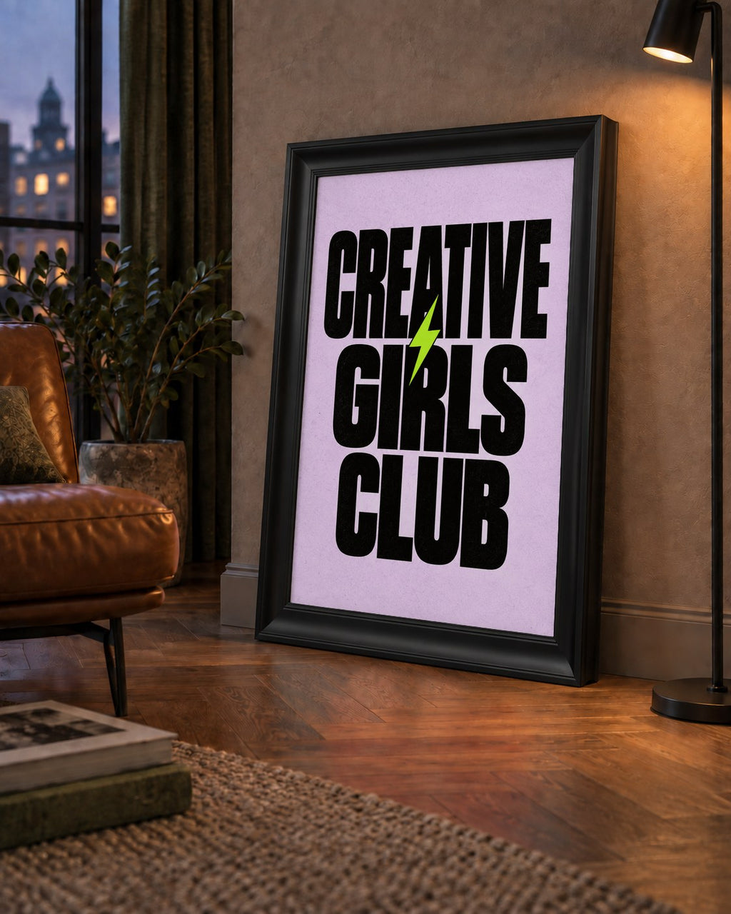 CREATIVE GIRLS CLUB Tipografik Motive Edici Poster — çerçeveli hâliyle bir ev duvarında