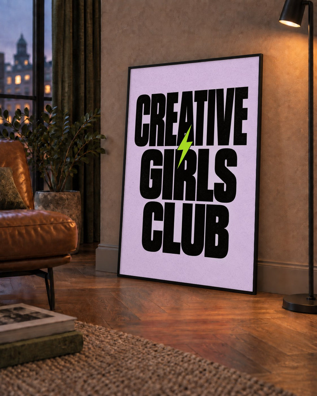 CREATIVE GIRLS CLUB Tipografik Motive Edici Poster — çerçeveli hâliyle bir ev duvarında