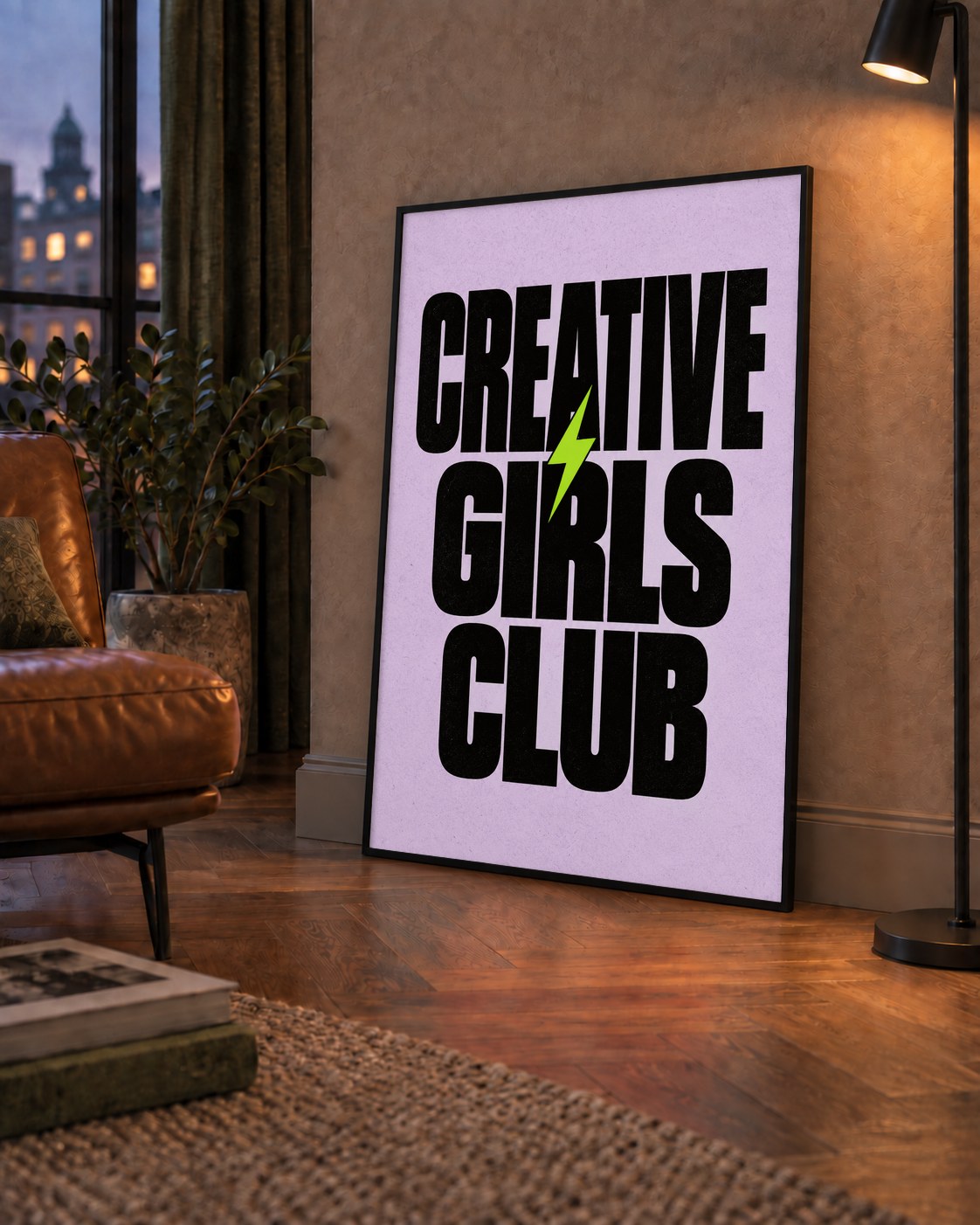 CREATIVE GIRLS CLUB Tipografik Motive Edici Poster — çerçeveli hâliyle bir ev duvarında