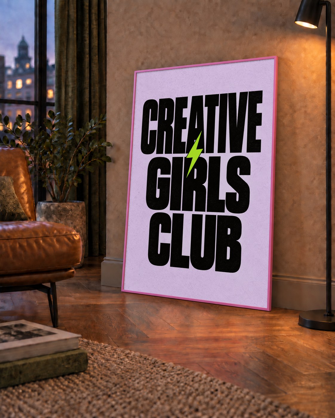 CREATIVE GIRLS CLUB Tipografik Motive Edici Poster — çerçeveli hâliyle bir ev duvarında