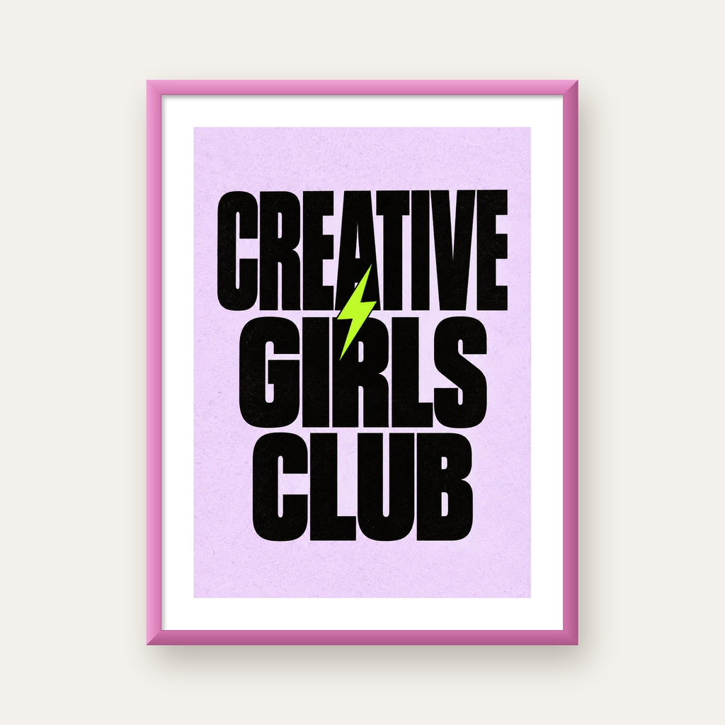 CREATIVE GIRLS CLUB Tipografik Motive Edici Poster — pembe çerçeveli paspartulu