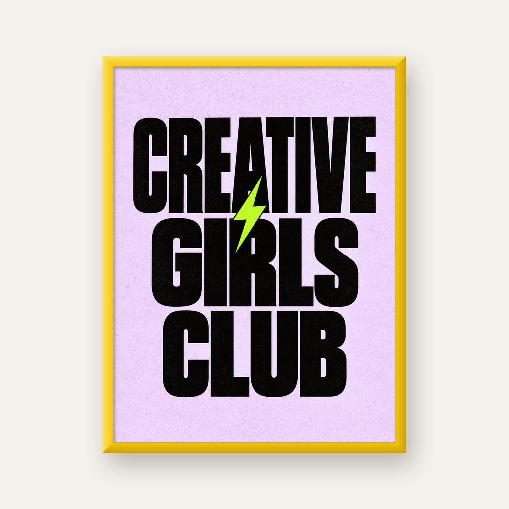 CREATIVE GIRLS CLUB Tipografik Motive Edici Poster — sarı çerçeveli