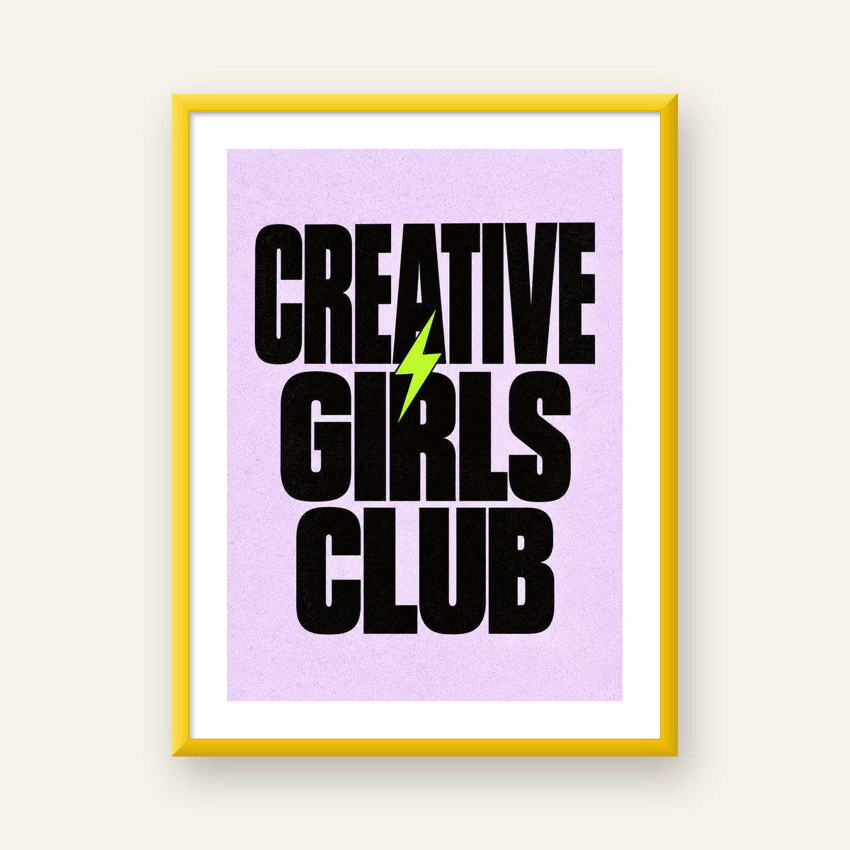CREATIVE GIRLS CLUB Tipografik Motive Edici Poster — sarı çerçeveli paspartulu