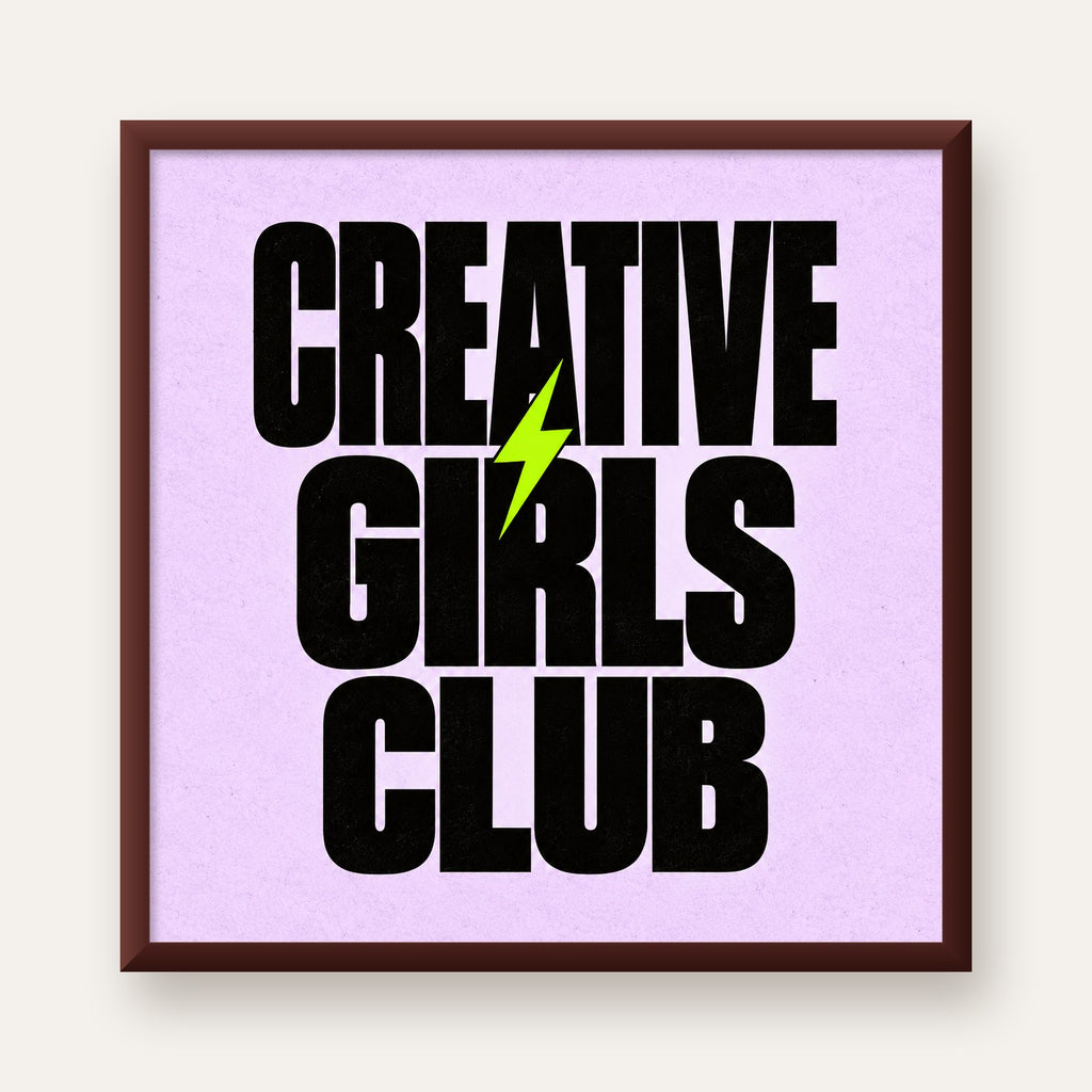 CREATIVE GIRLS CLUB Tipografik Motive Edici Poster — ceviz çerçeveli