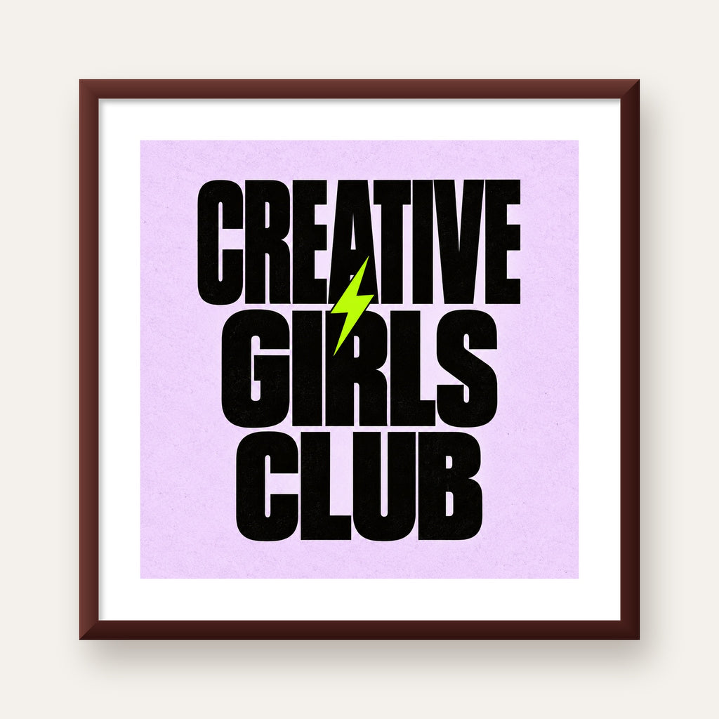 CREATIVE GIRLS CLUB Tipografik Motive Edici Poster — ceviz çerçeveli paspartulu