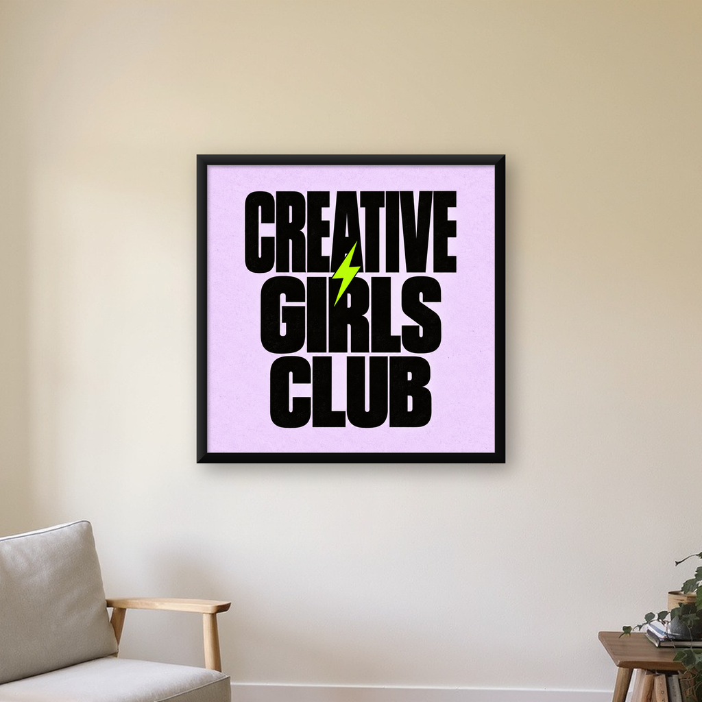 CREATIVE GIRLS CLUB Tipografik Motive Edici Poster — Kare baskı, çerçeveli hâliyle bir ev duvarında
