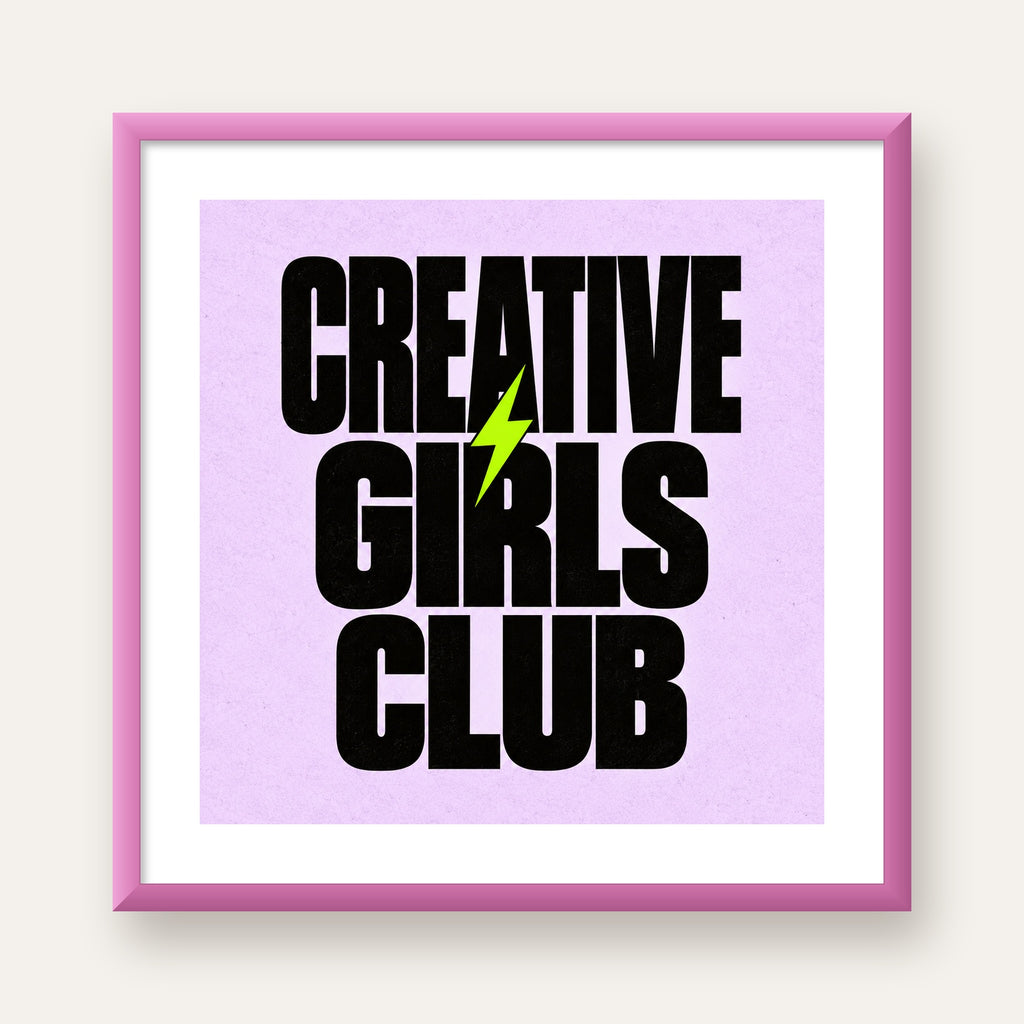 CREATIVE GIRLS CLUB Tipografik Motive Edici Poster — pembe çerçeveli paspartulu