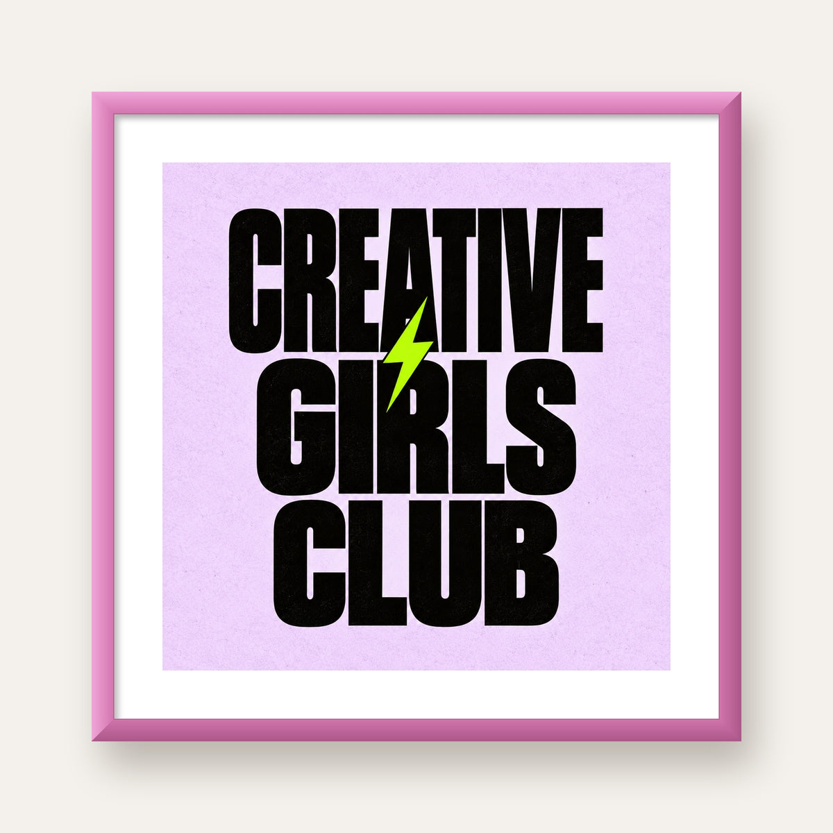 CREATIVE GIRLS CLUB Tipografik Motive Edici Poster — pembe çerçeveli paspartulu