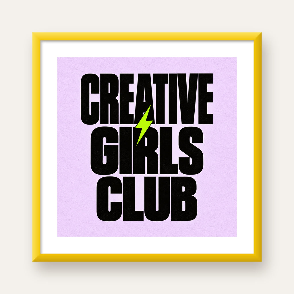 CREATIVE GIRLS CLUB Tipografik Motive Edici Poster — sarı çerçeveli paspartulu