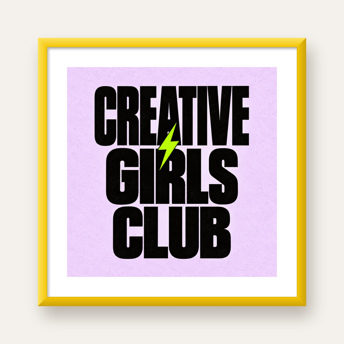 CREATIVE GIRLS CLUB Tipografik Motive Edici Poster — sarı çerçeveli paspartulu