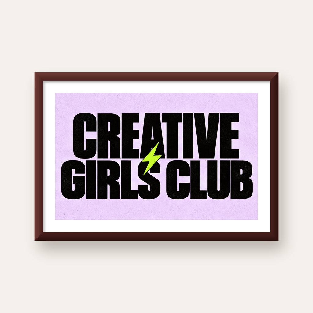 CREATIVE GIRLS CLUB Tipografik Motive Edici Poster — ceviz çerçeveli paspartulu
