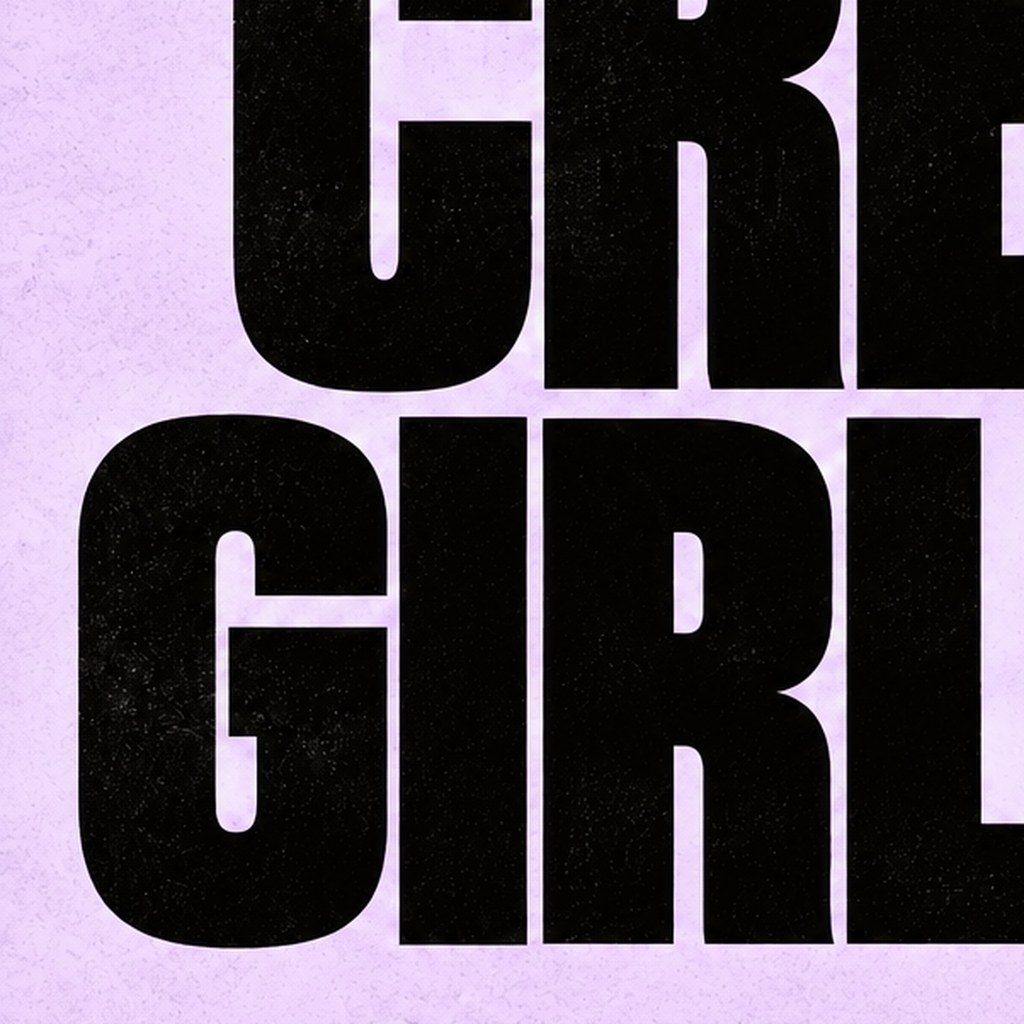 CREATIVE GIRLS CLUB Tipografik Motive Edici Poster — baskının yakın çekimi, kâğıt dokusu ve renk detayı