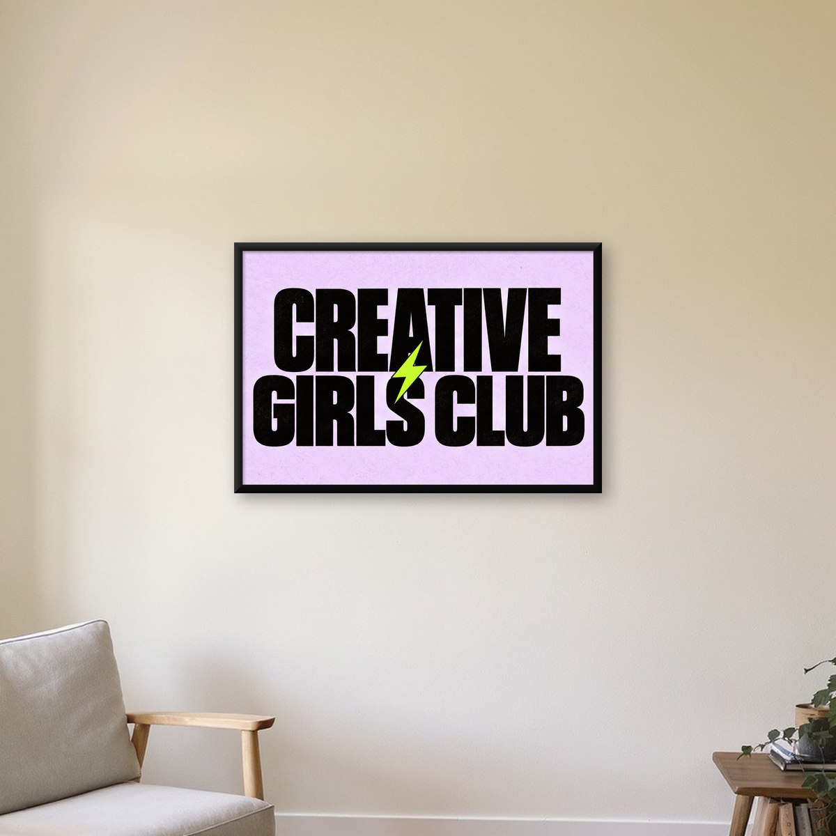 CREATIVE GIRLS CLUB Tipografik Motive Edici Poster — Yatay baskı, çerçeveli hâliyle bir ev duvarında