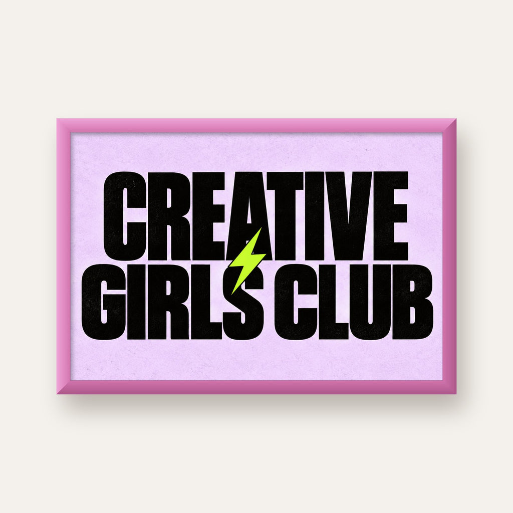 CREATIVE GIRLS CLUB Tipografik Motive Edici Poster — pembe çerçeveli