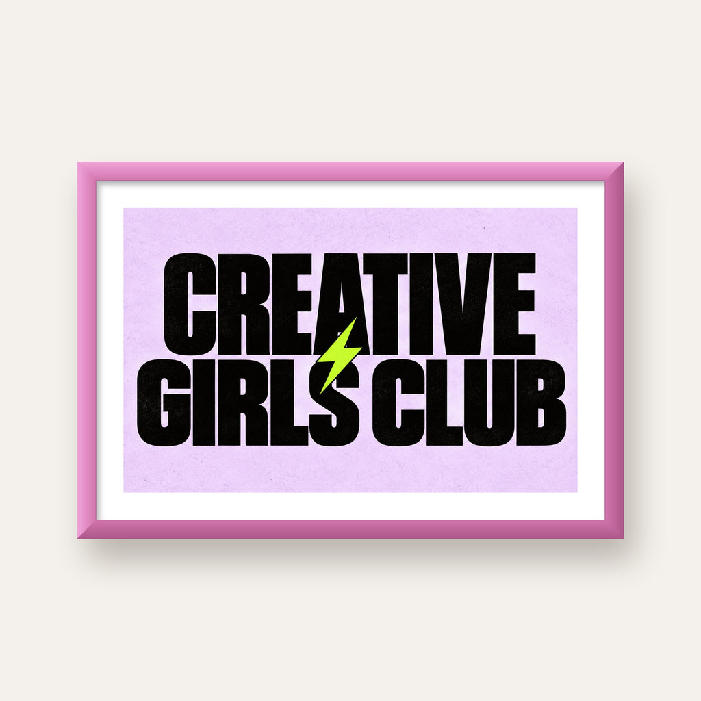 CREATIVE GIRLS CLUB Tipografik Motive Edici Poster — pembe çerçeveli paspartulu
