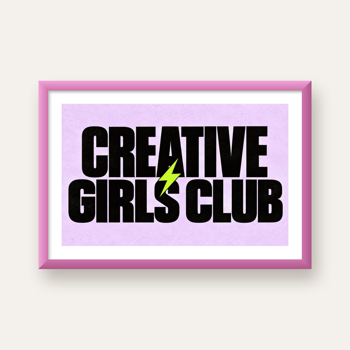 CREATIVE GIRLS CLUB Tipografik Motive Edici Poster — pembe çerçeveli paspartulu