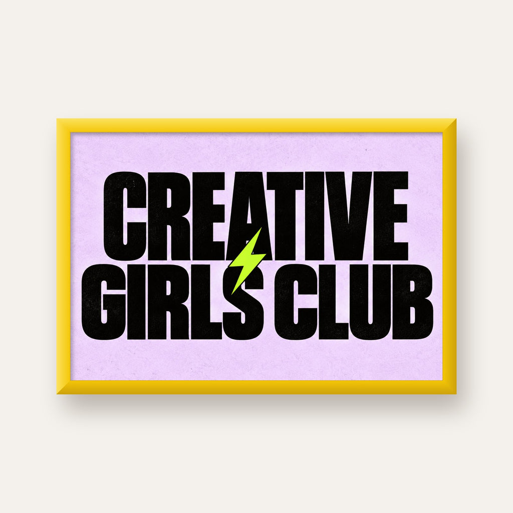 CREATIVE GIRLS CLUB Tipografik Motive Edici Poster — sarı çerçeveli