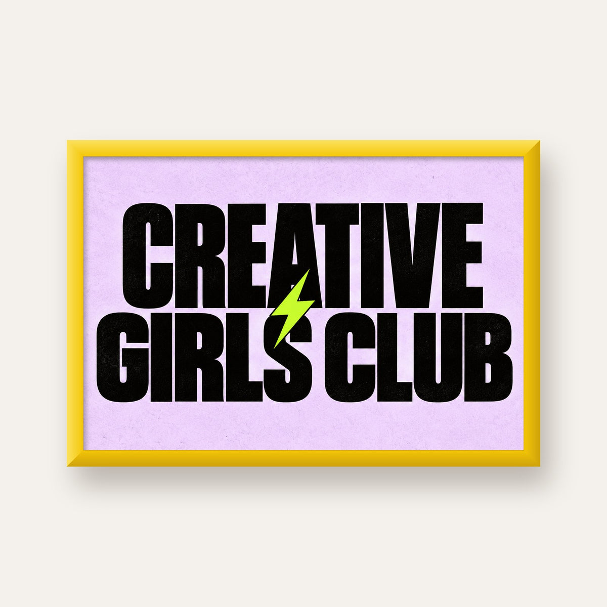 CREATIVE GIRLS CLUB Tipografik Motive Edici Poster — sarı çerçeveli